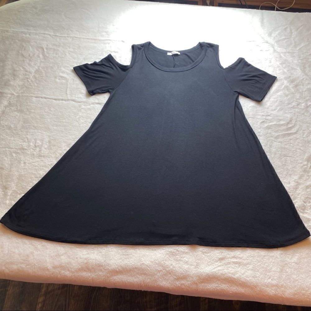 Acemi Black Cold Shoulder Swing Top